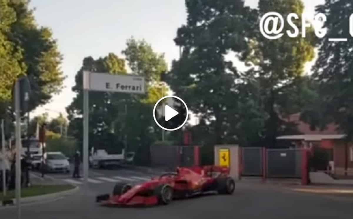 Charles Leclerc gira con la Ferrari SF1000 per le strade di Maranello