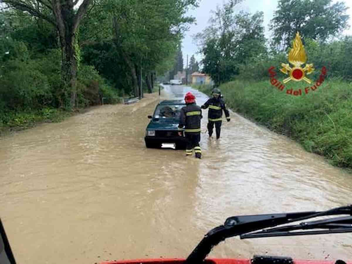 Bomba d'acqua a nord di Udine: fogne esondate e strade allagate