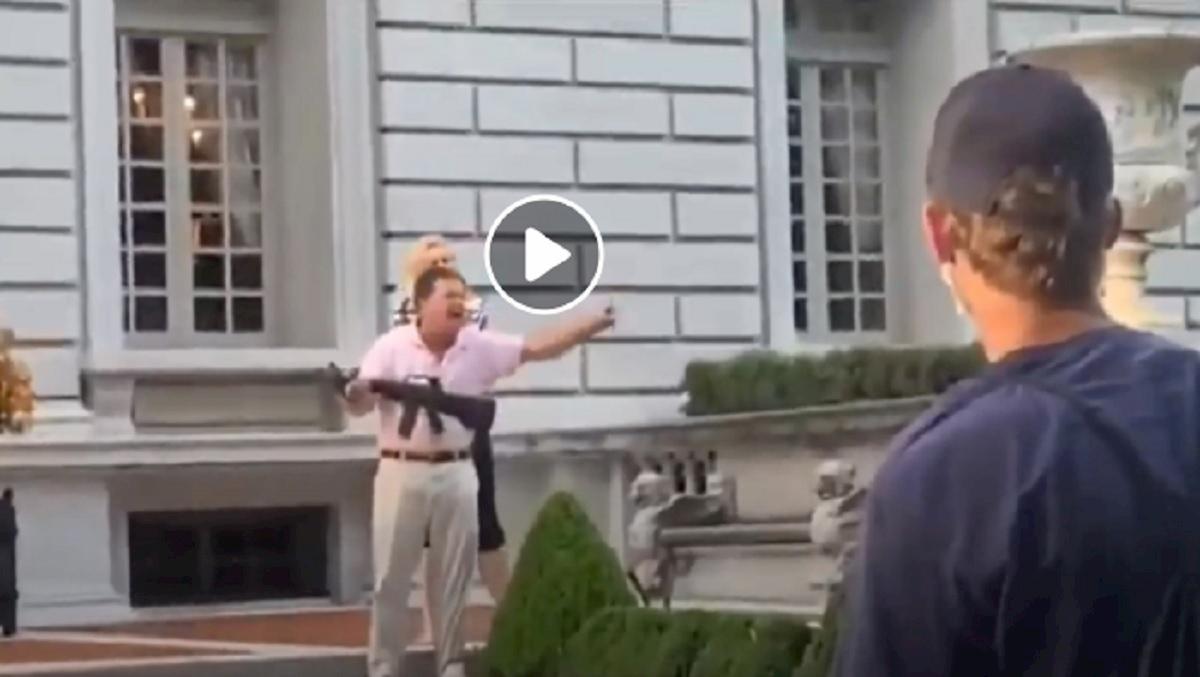 punta l'arma contro i manifestanti di St Louis