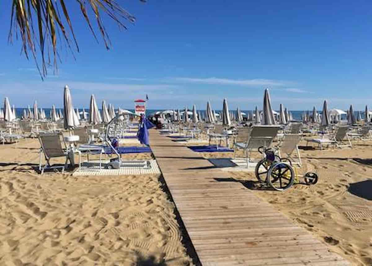 Jesolo, turista si addormenta sul lettino in spiaggia: trovato morto, colpito da infarto