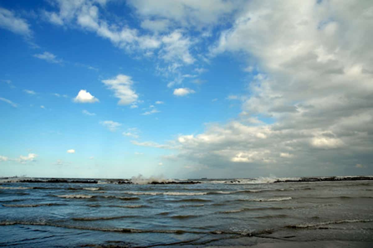 Gaeta, barca in avaria affonda in mare: tre persone salvate