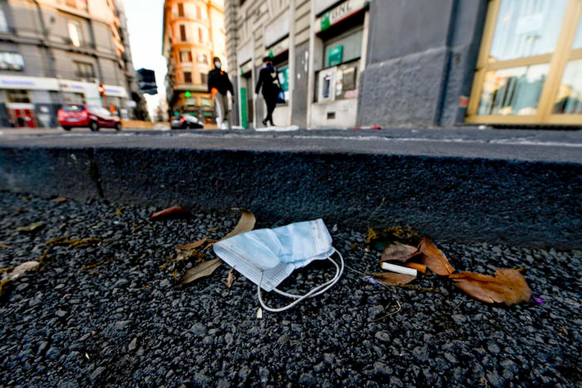 Da mascherine e guanti anti covoronavirus 300mila tonnellate di rifiuti