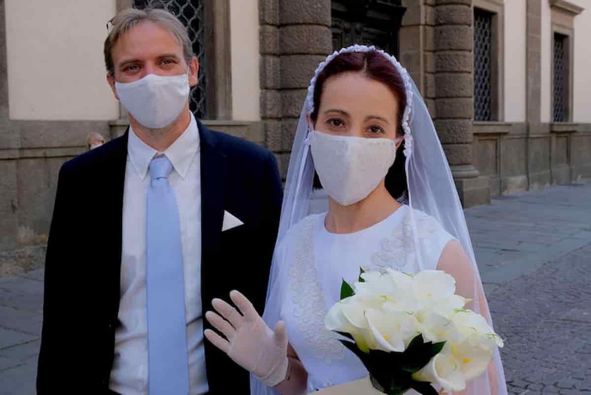 Matrimonio senza mascherine: sposi non più obbligati sull'altare (ma sacerdoti sì)
