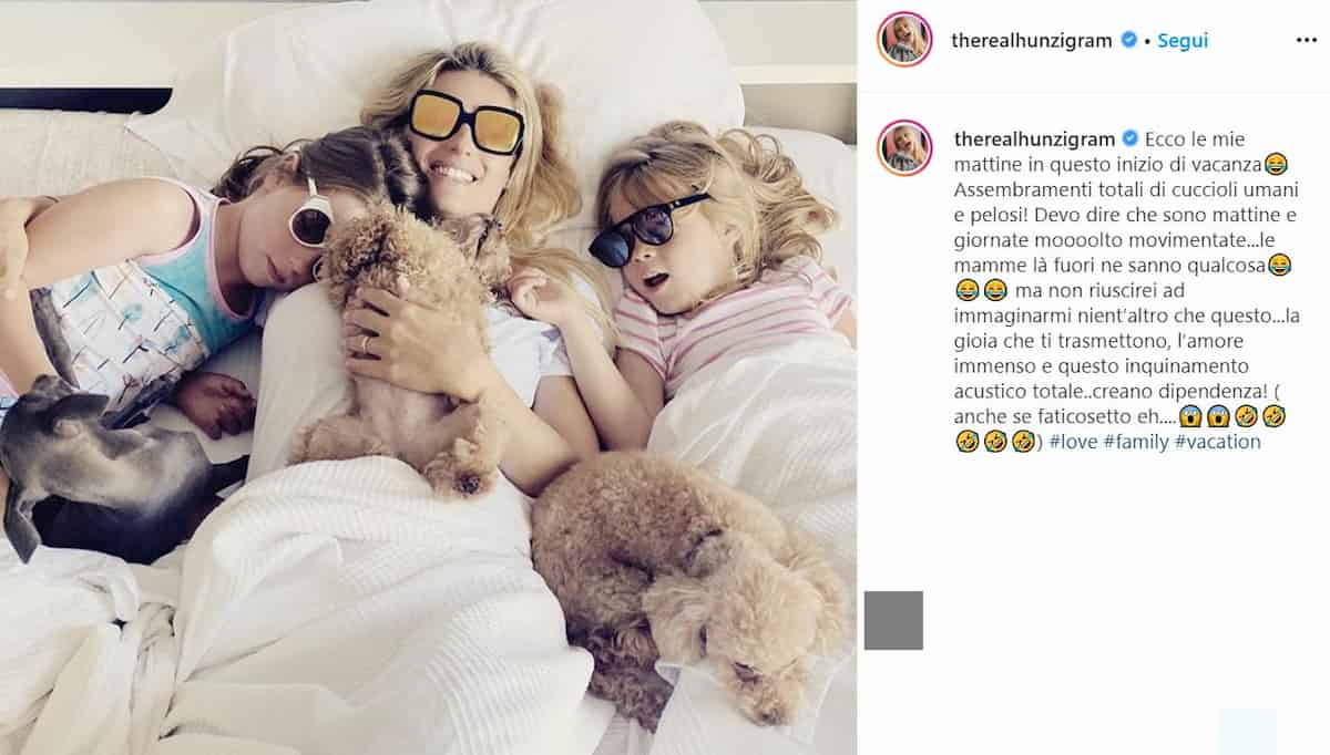 Michelle Hunziker criticata per la foto a letto con i cani e le figlie