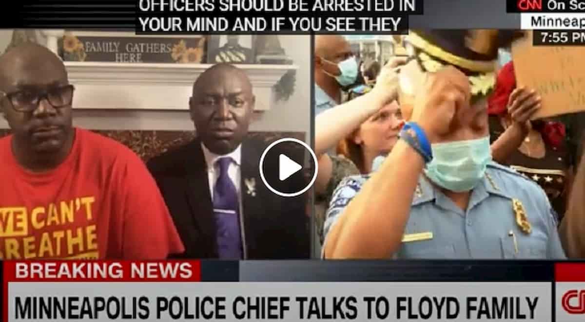 Minneapolis, capo della Polizia Medaria Arradondo si toglie il cappello davanti al fratello di George Floyd