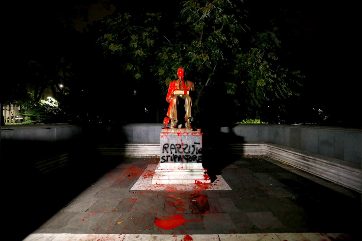 Indro Montanelli, la statua a Milano imbrattata con vernice rossa FOTO