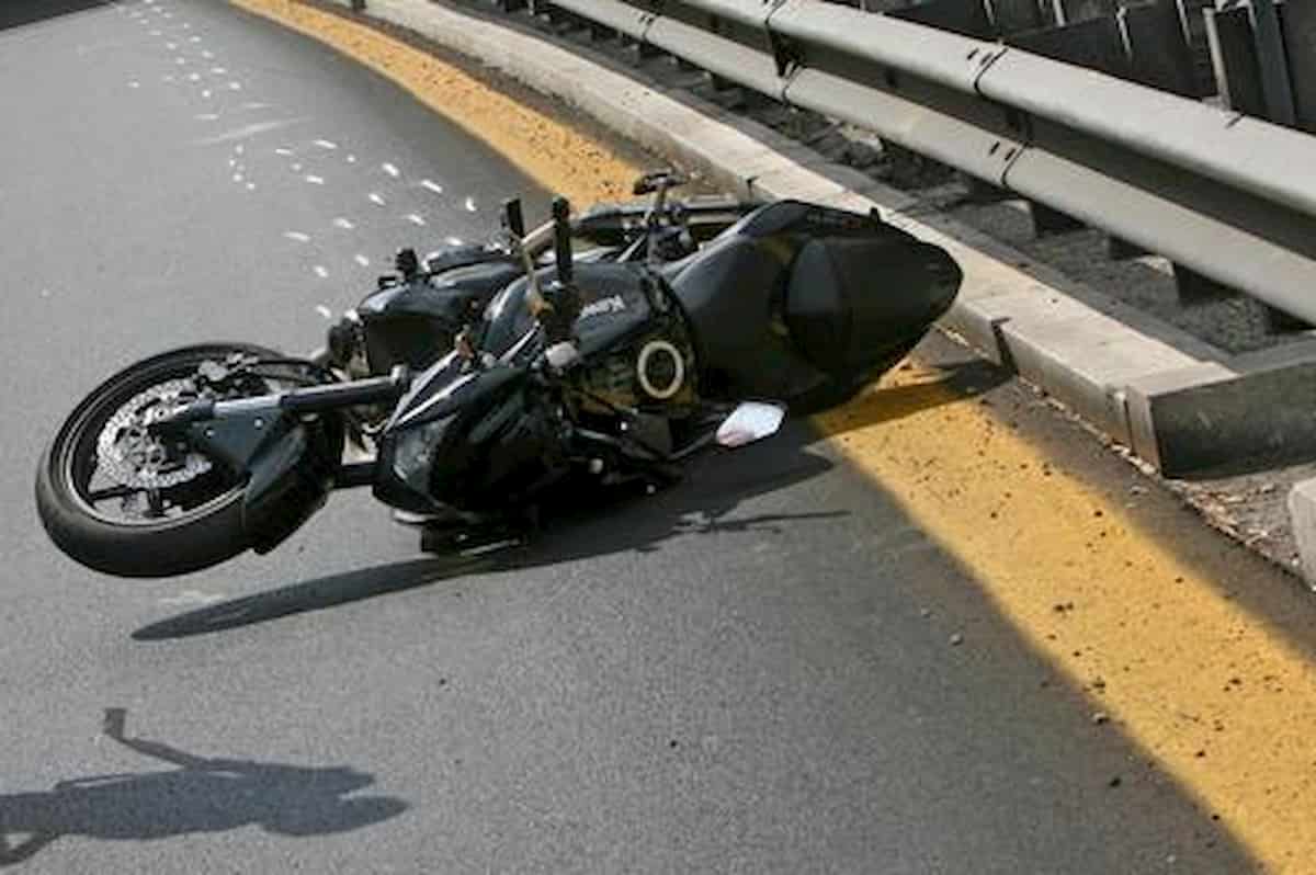 Una moto a terra dopo un incidente