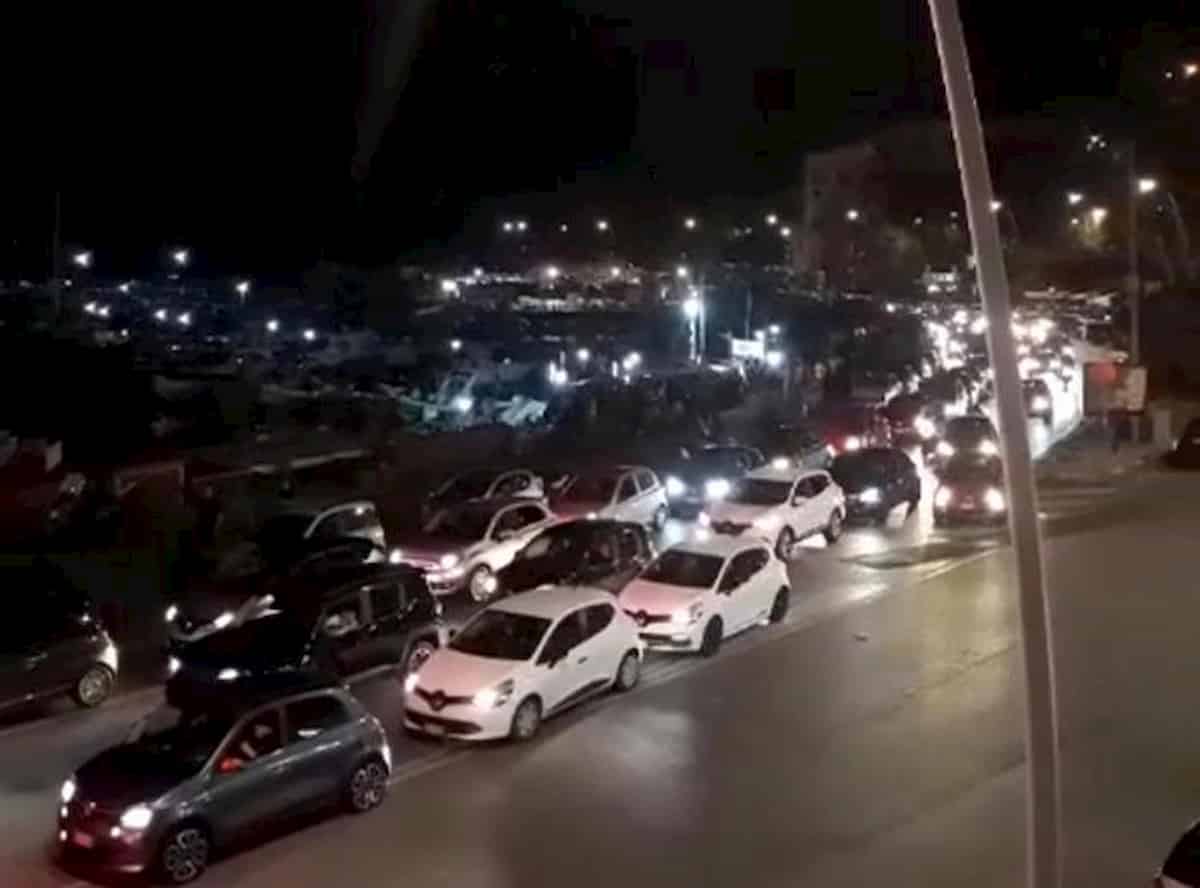 Movida Napoli, niente bar e niente alcolici oltre le 22: De Luca batte De Magistris