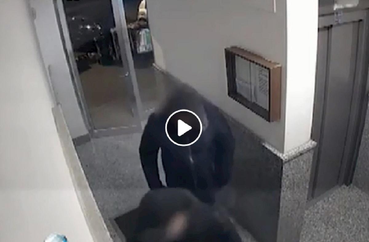 napoli, rapine travestiti da finanzieri