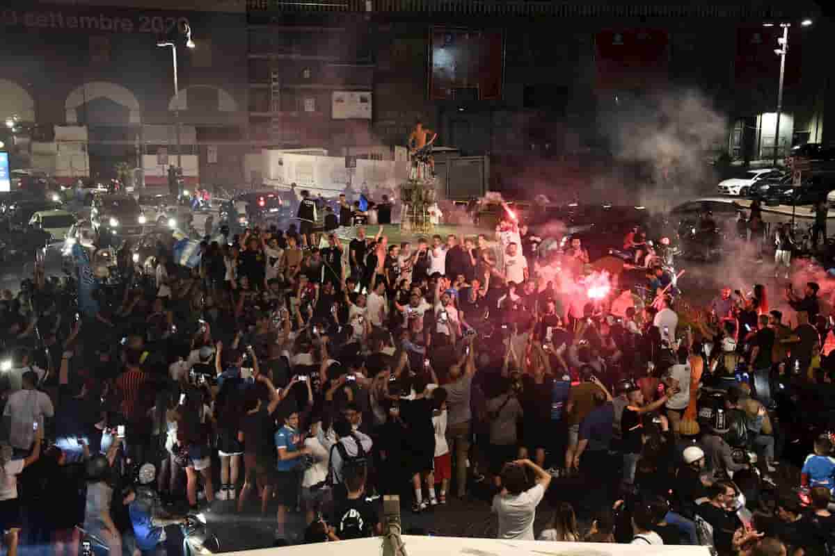 Napoli: tifosi assembrati in strada festeggiano la vittoria della Coppa Italia. Allora riapriamo gli stadi...