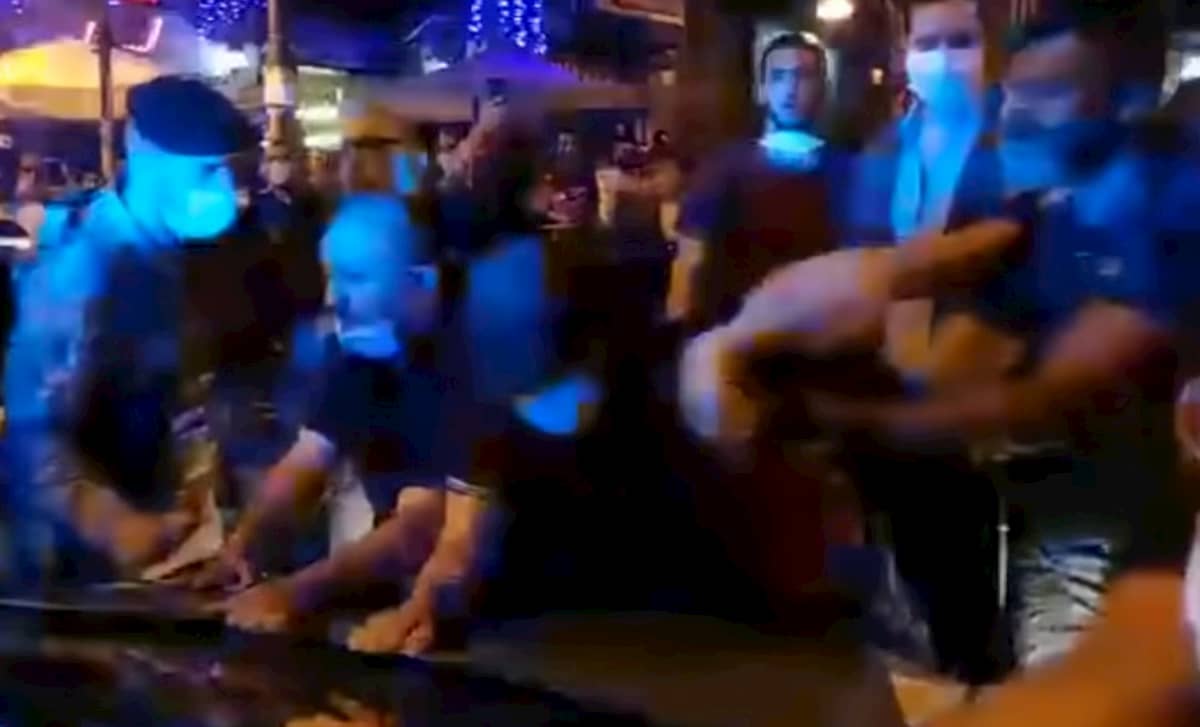 Napoli, movida violenta a piazza Bellini: poliziotti accerchiati dai giovani, uno ferito