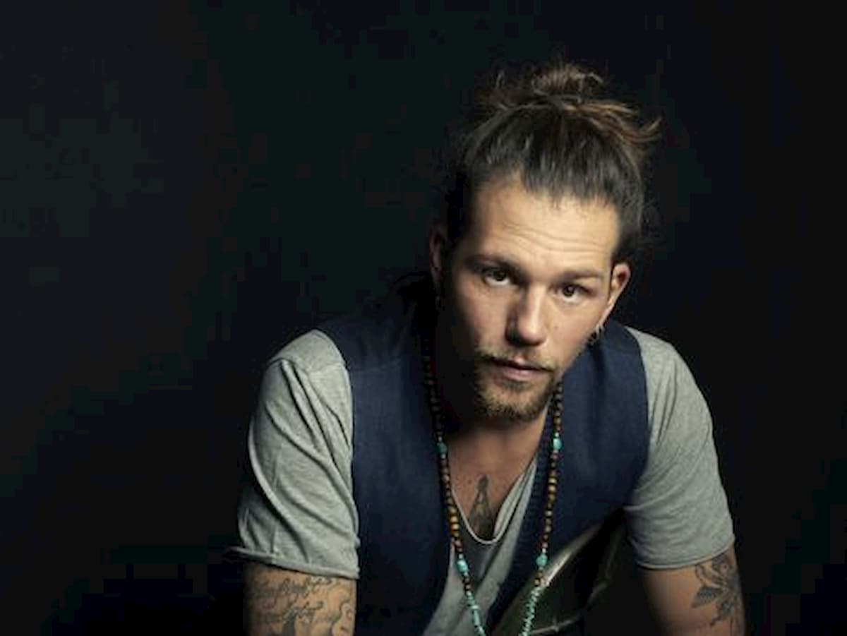 Presunte frodi alle assicurazioni, il cantante Enrico Nigiotti indagato. Lui: "Sono estraneo"