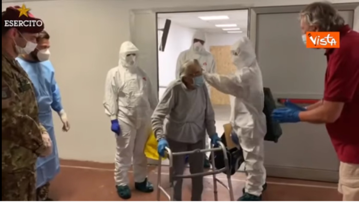 Nonna Carmela lascia ospedale dopo un mese: guarita dal covid a 91 anni