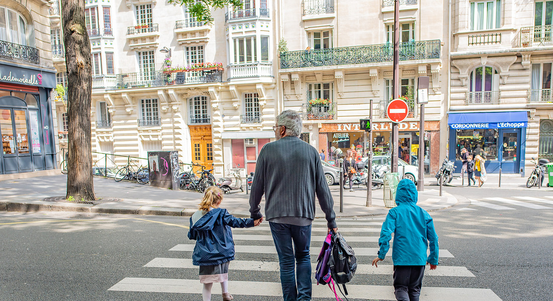 Bonus baby sitter anche ai nonni non conviventi: come richiederlo