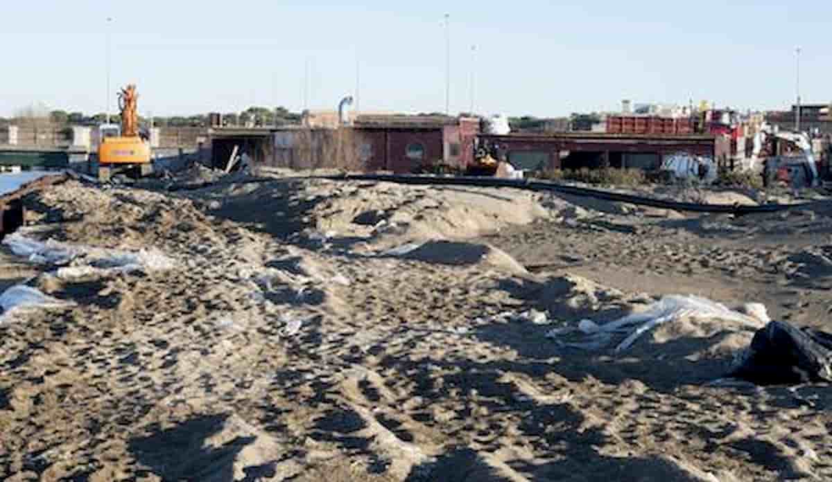 Ostia, trovati chiodi arrugginiti e pezzi di vetro in spiaggia