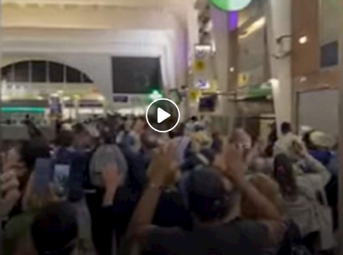 parigi, polizia con le mani alzate alla Defense