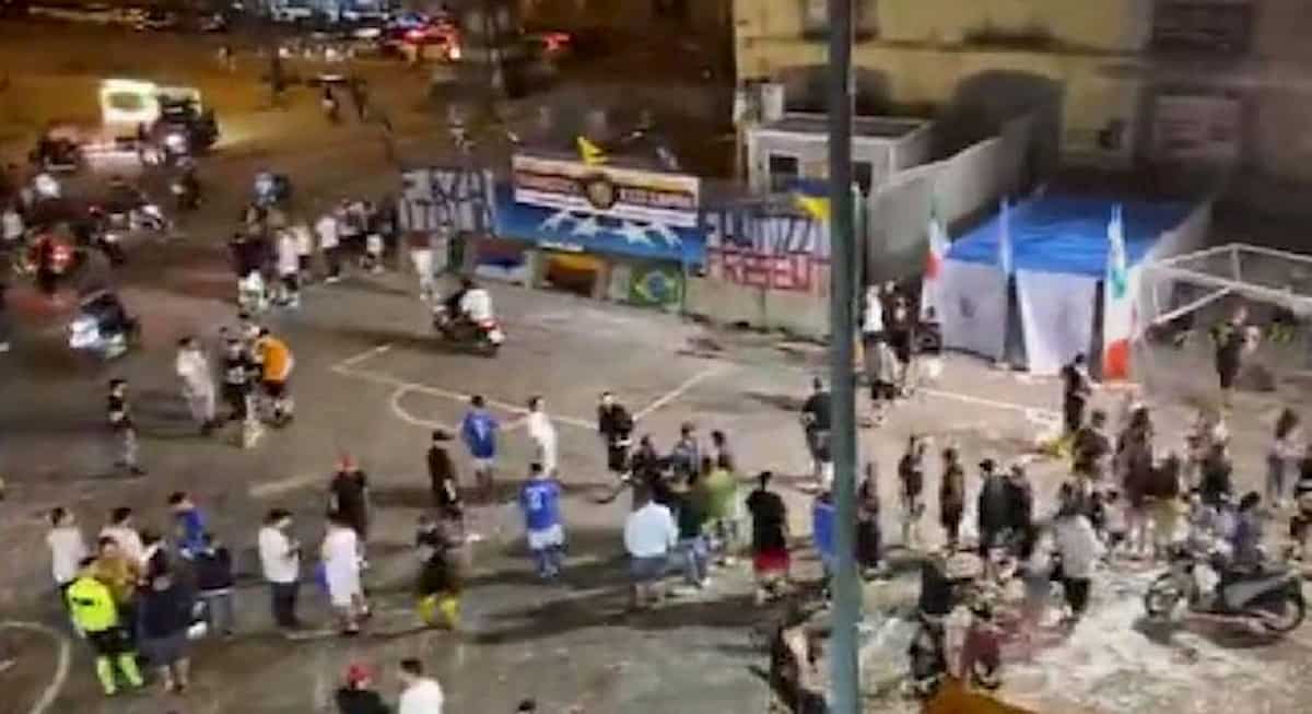 Napoli, torneo di calcetto in Piazza Mercato: presenti centinaia di persone nonostante i divieti