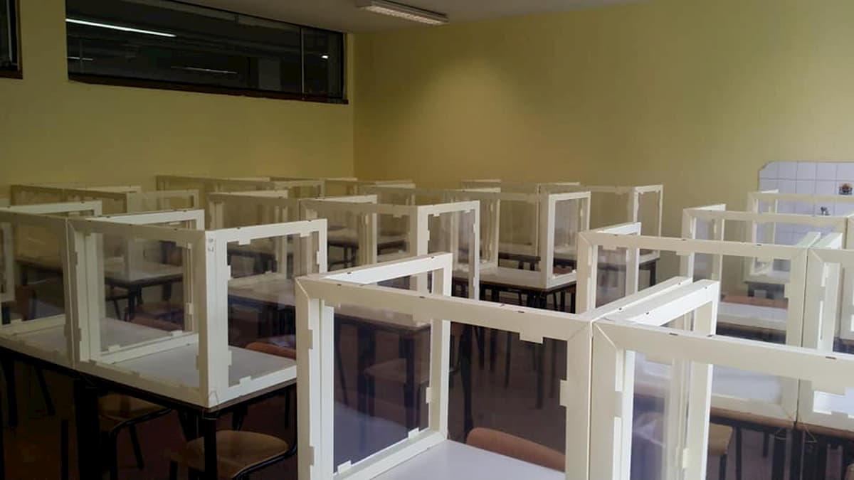 Scuola, a Bergamo un liceo ha già il plexiglass tra i banchi FOTO