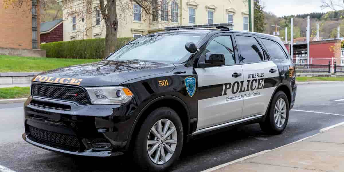 I motivi più bizzarri dei controlli in auto: dalla ragazza in bikini al presunto rapimento