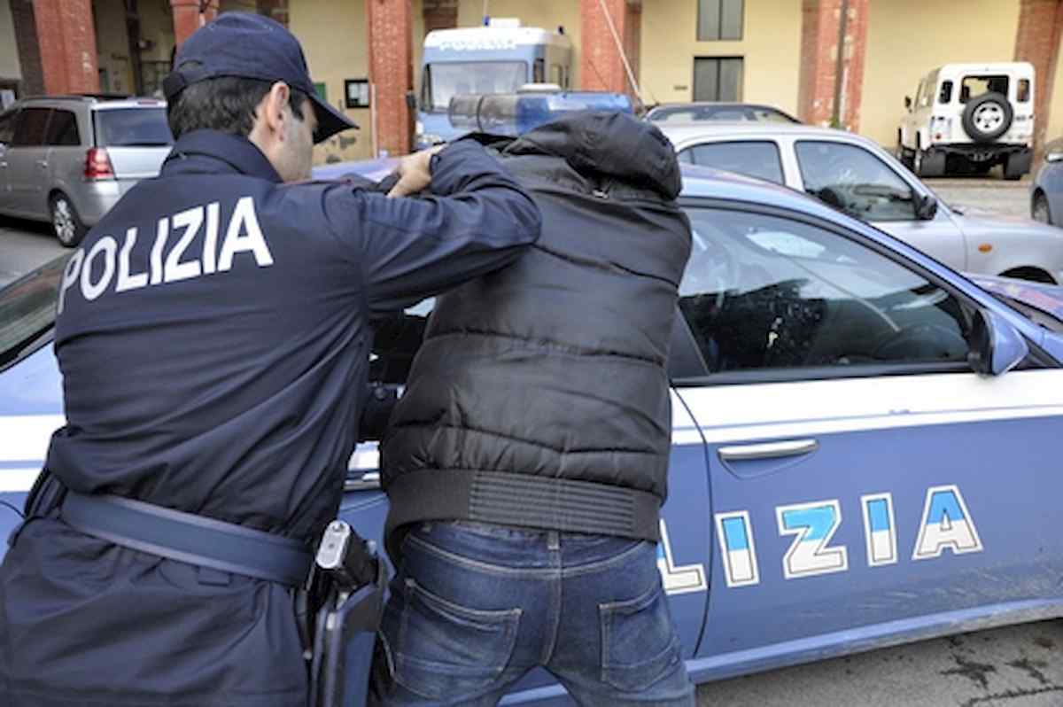 Torino, tira un pugno al poliziotto per farsi arrestare: "Non voglio tornare dalla mia fidanzata"