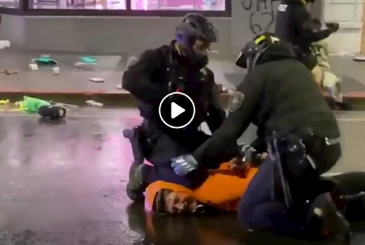 poliziotto collo manifestante