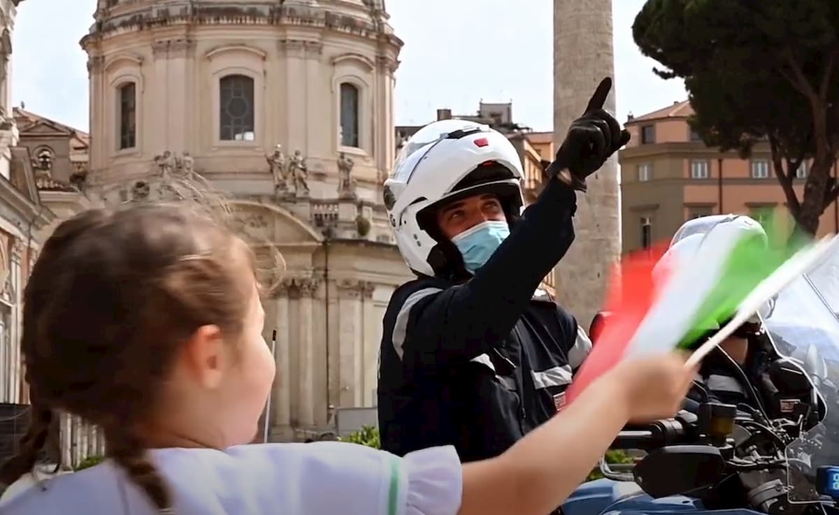 2 giugno, video Polizia rende omaggio alle vittime del coronavirus