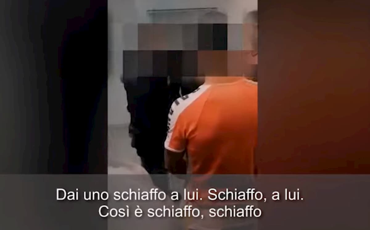 Poliziotto umilia e schiaffeggia migranti ad Agrigento