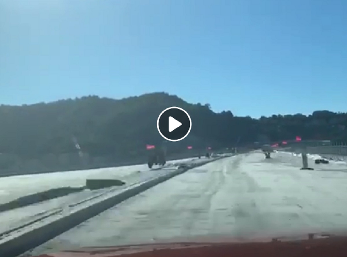 la prima auto attraversa il nuovo ponte di genova