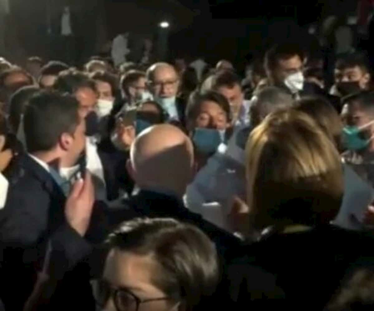 Ressa e assembramenti per selfie con Renzi a Napoli