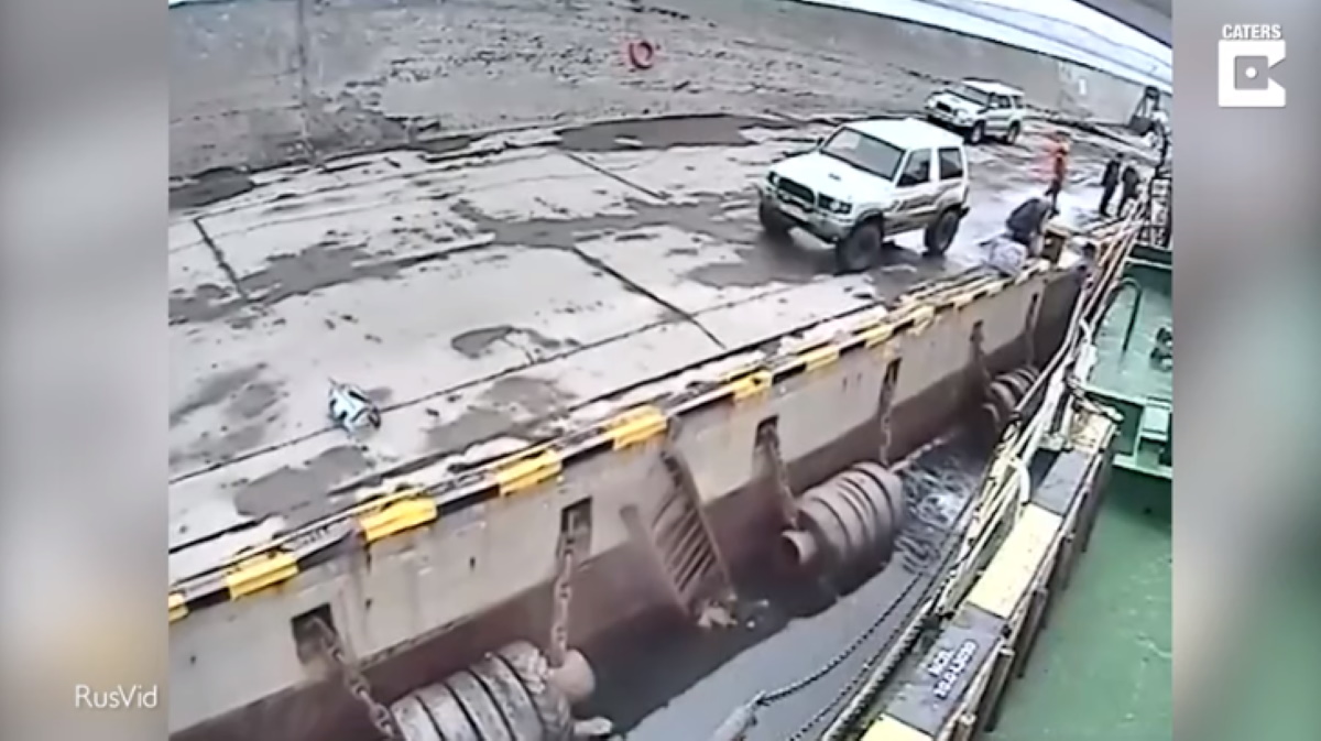 Passeggero cade in mare in Russia: cercava di prendere traghetto al volo