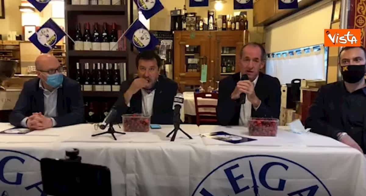 Salvini mangia ciliegie mentre Zaia parla dei neonati morti all’ospedale di Verona VIDEO