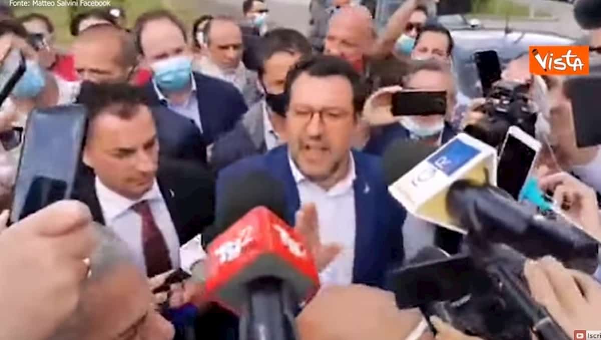 Salvini nel carcere di Santa Maria Capua Vetere: "Subito i taser agli agenti per sedare le rivolte" VIDEO