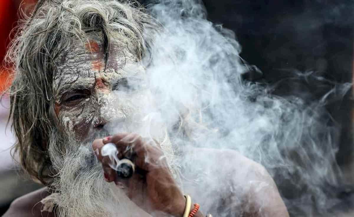 Santone indiano morto di coronavirus, positivo dopo aver baciato le mani dei suoi seguaci