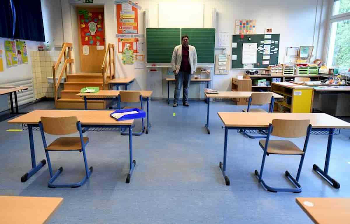 Scuola e spiaggia. Plexiglass in classe, distanza in mare, autodichiarazioni...maxi burocrazia per pararsi il didietro