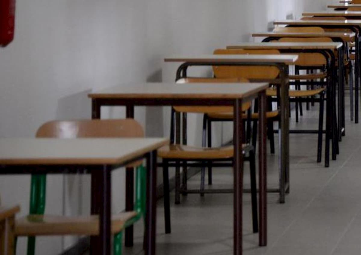 Scuola, il piano Azzolina: banchi con divisori, mascherine e visiere