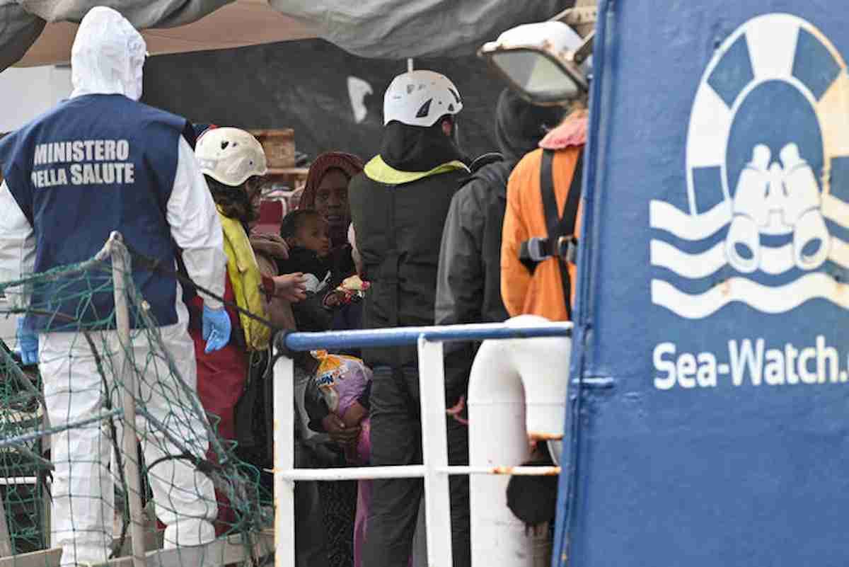 Sea Watch, un migrante Covid ricoverato a Caltanissetta. Sulla nave-quarantena 28 positivi