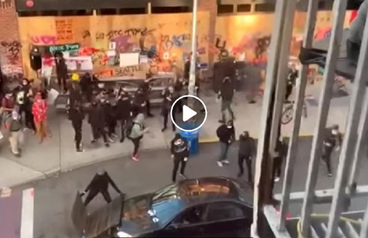 seattle auto su folla