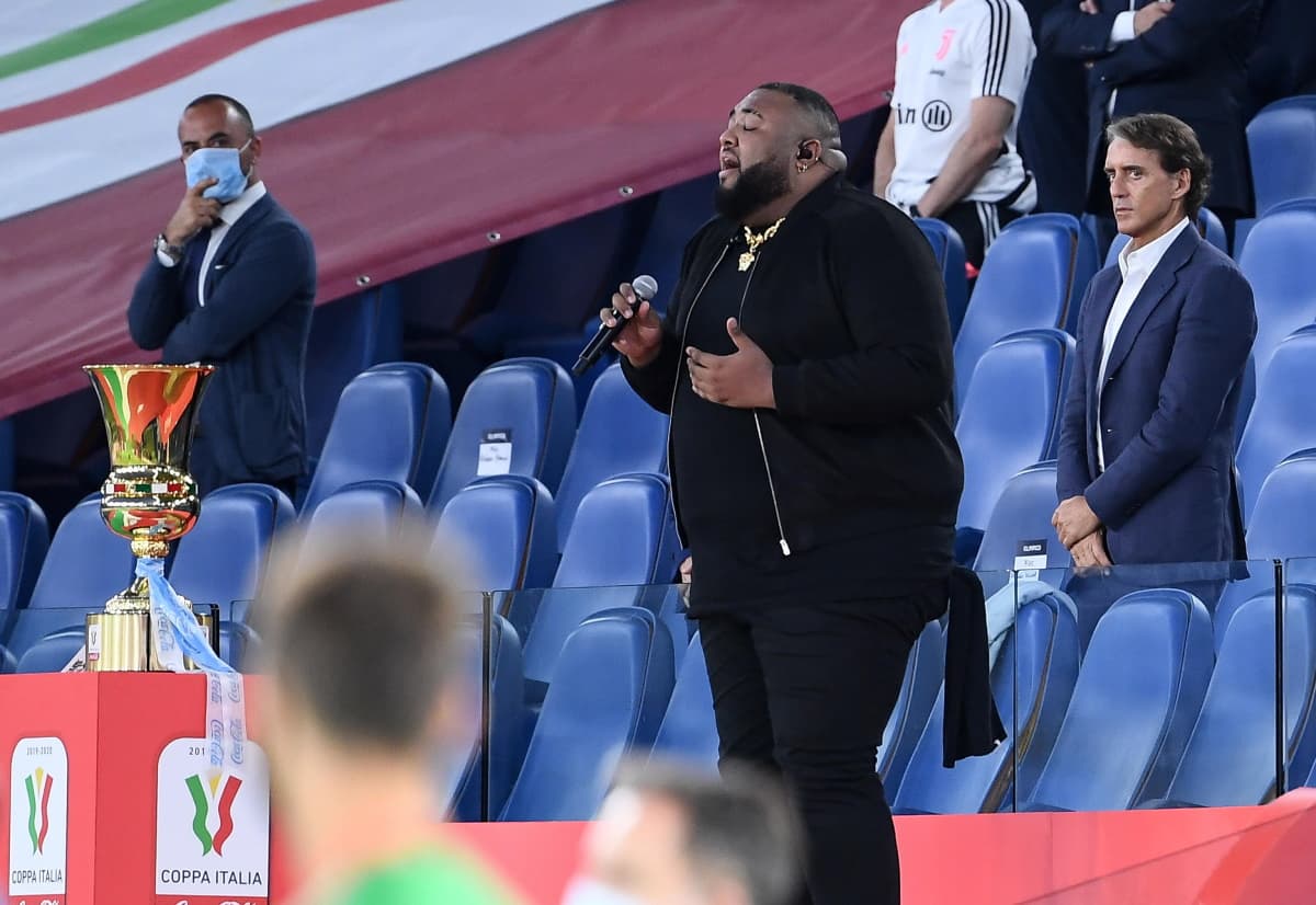 Sylvestre dimentica l'inno mentre canta prima di Napoli-Juventus