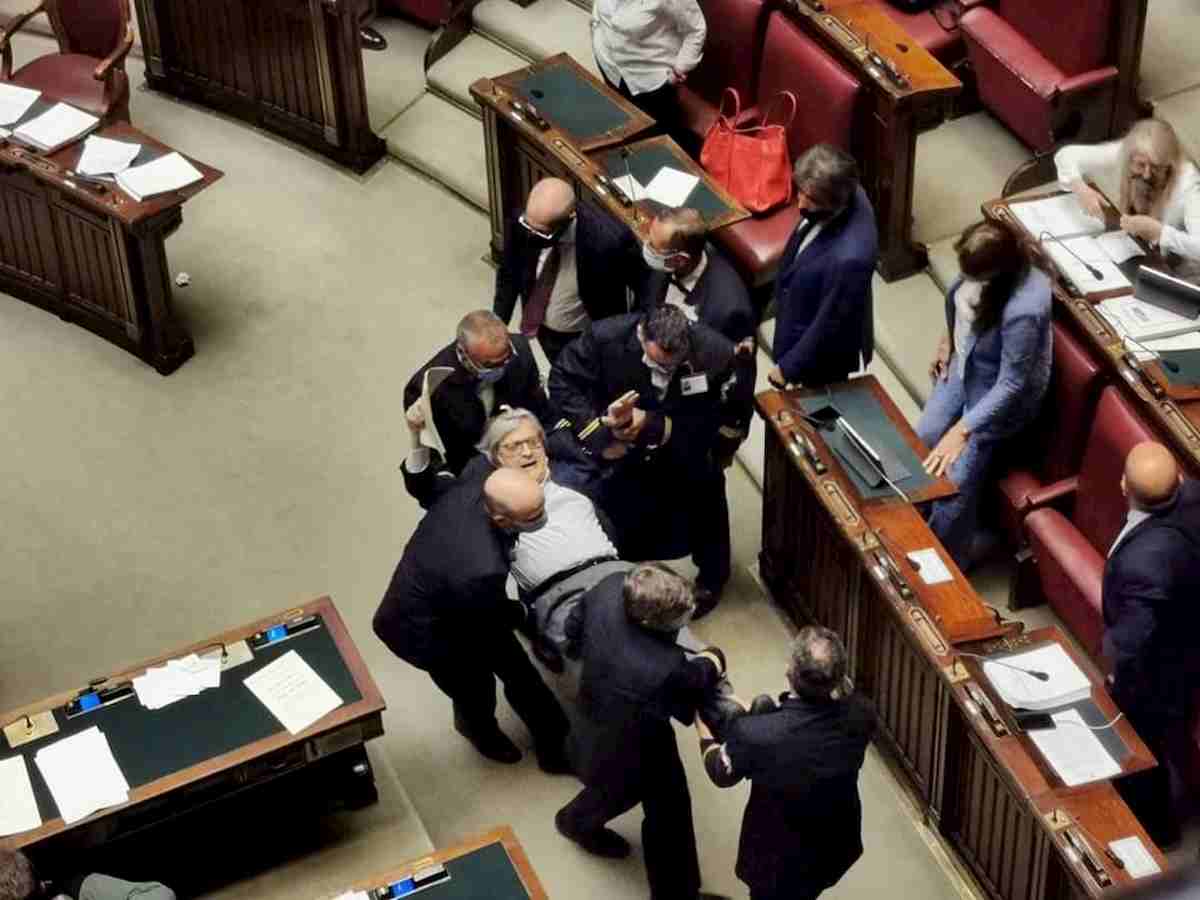 Sgarbio portato via di peso