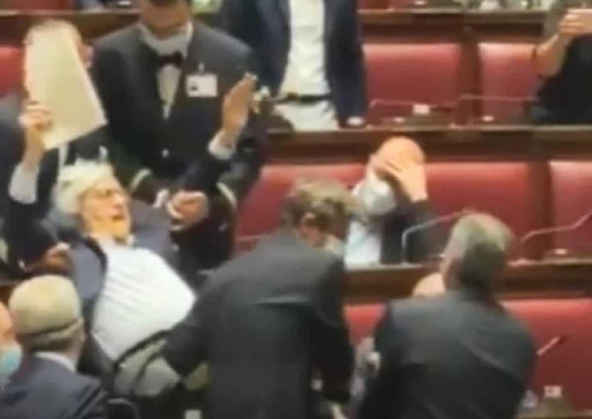 Vittorio Sgarbi a Montecitorio con la mascherina solo sul naso. portato via di peso dai commessi VIDEO