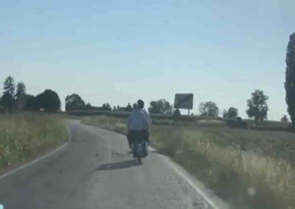 Sgarbi in giro con lo scooter