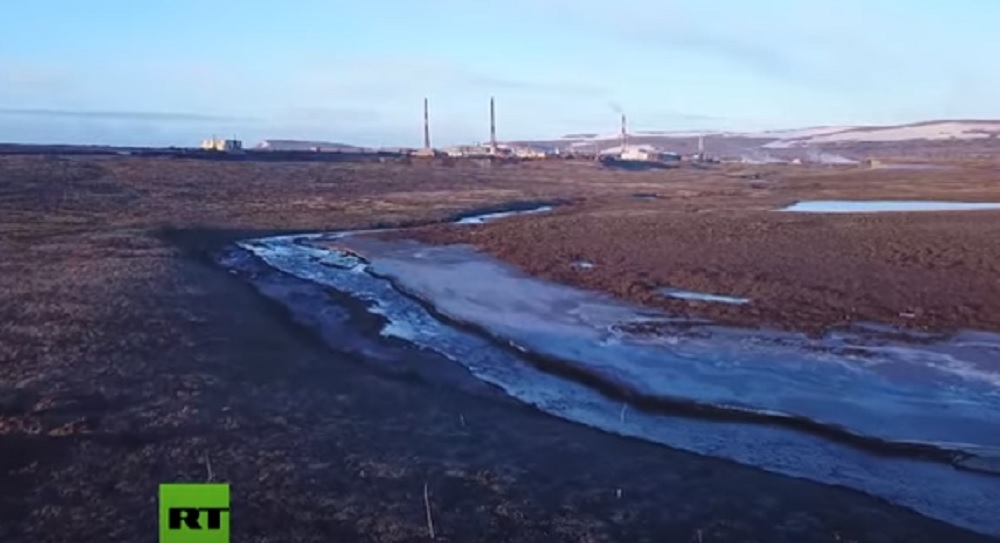 Russia, collassa cisterna in Siberia. 20mila tonnellate di carburante nel fiume artico VIDEO