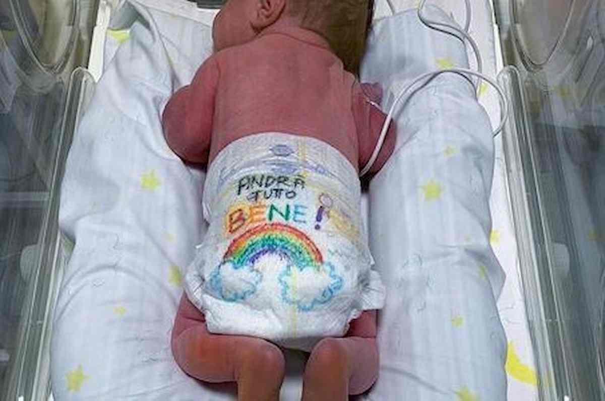 Coronavirus, Oms: "Mamme positive possono allattare i loro bimbi"