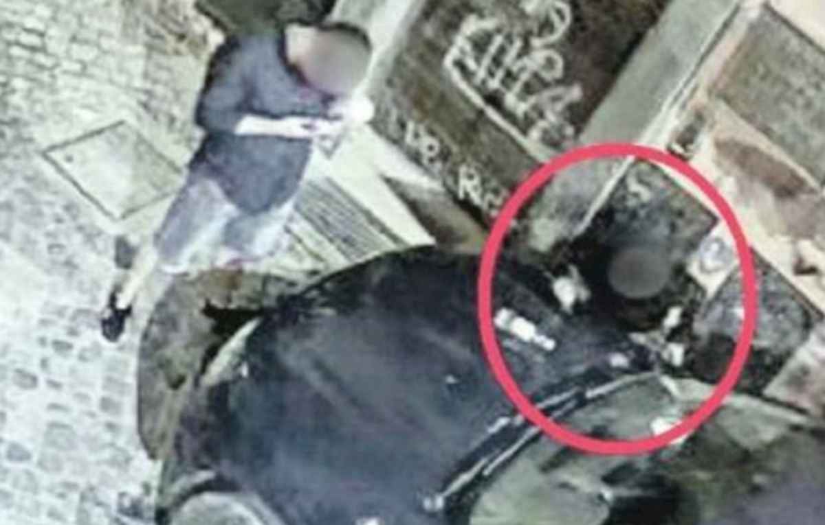 A Trasteve c'è chi sniffa cocaina tra le auto