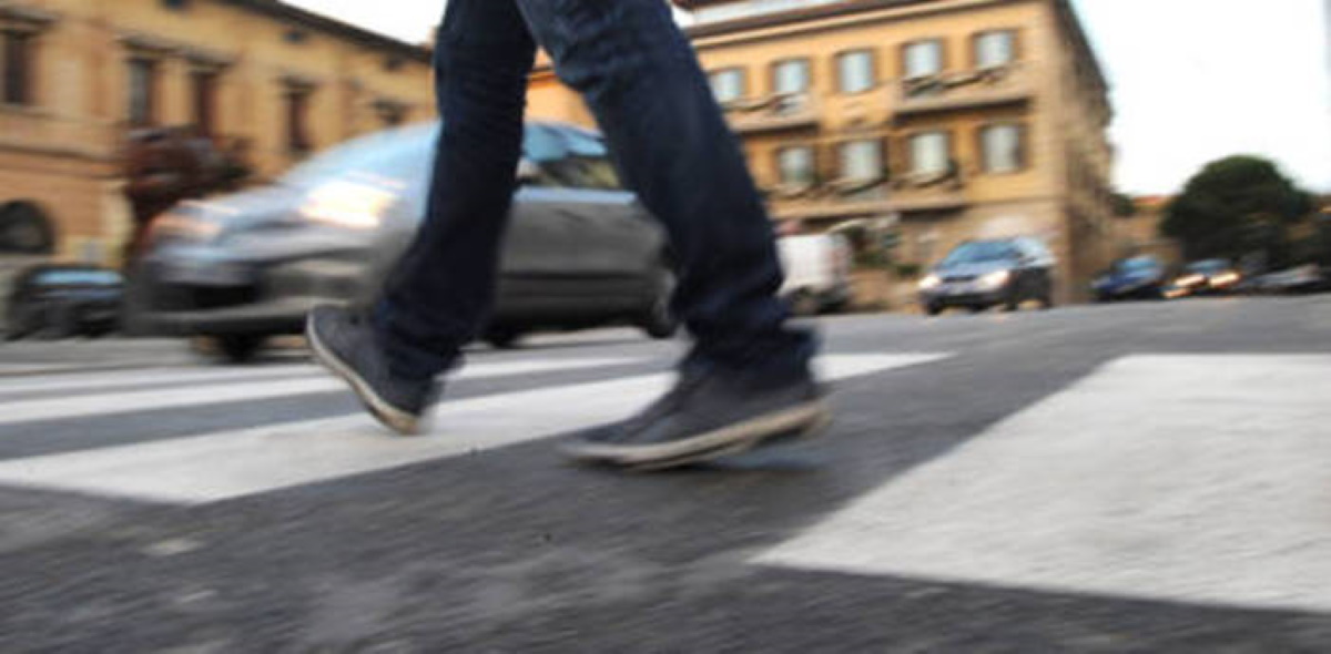 Strisce pedonali ridipinte dagli amici di Mattia, il ragazzino travolto e ucciso