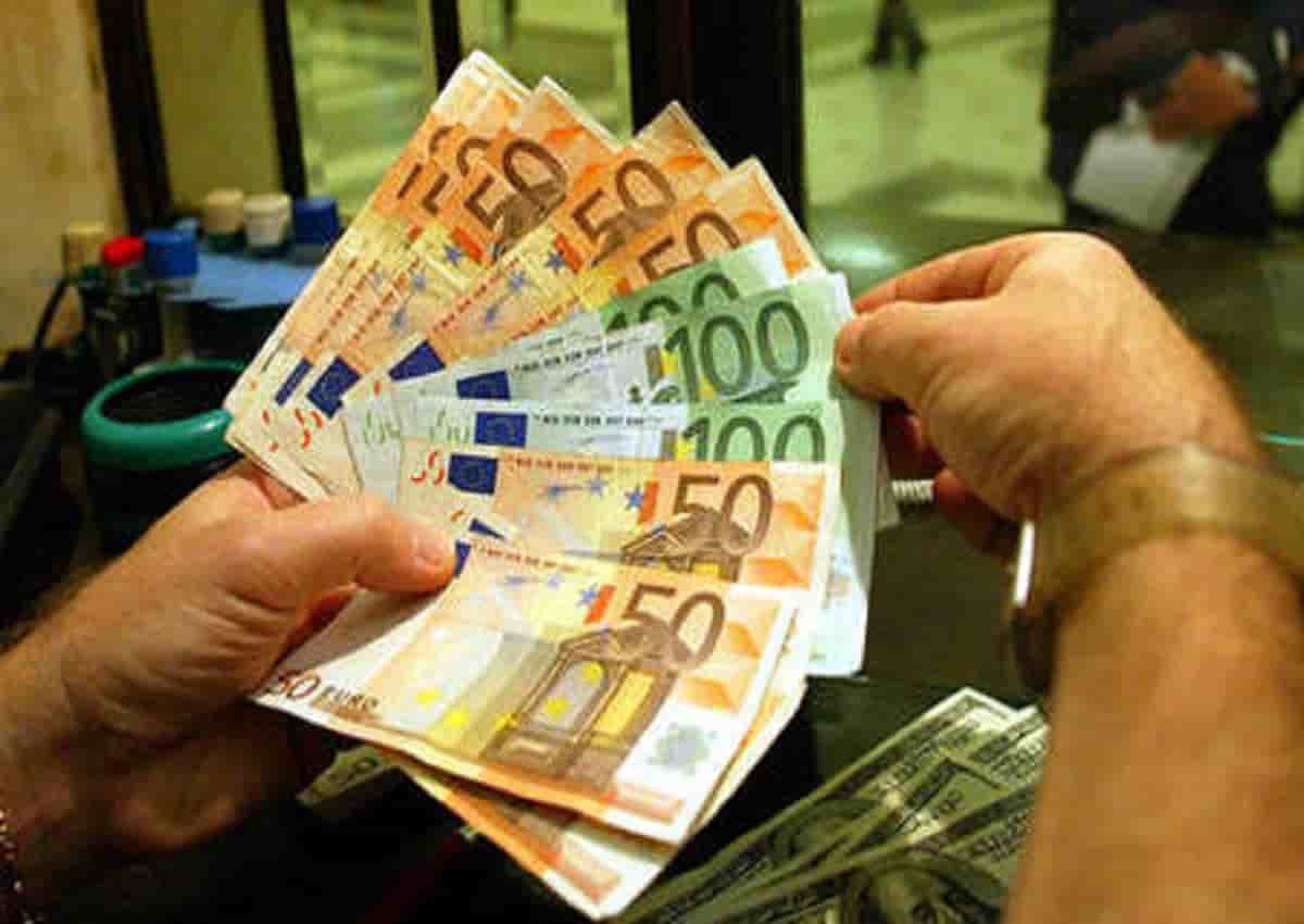 Tasse, una foto d'archivio Ansa