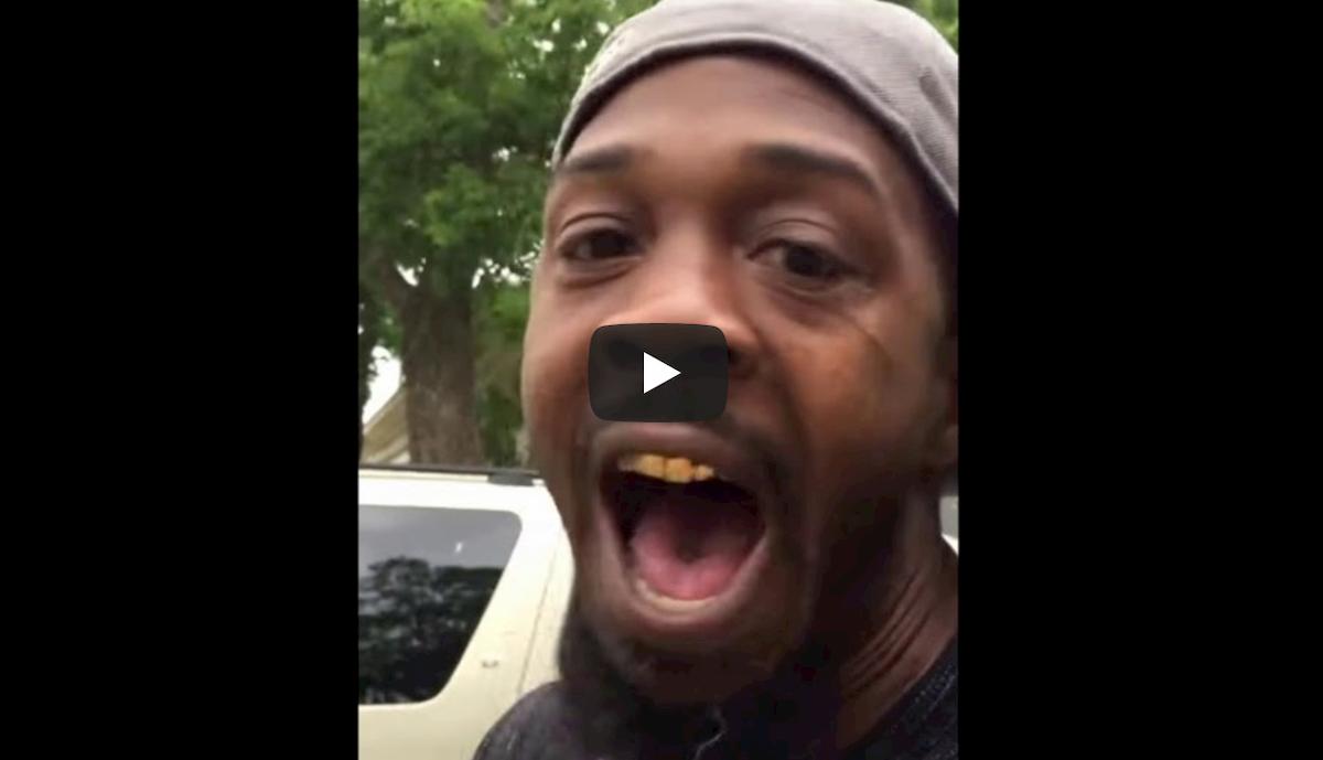 Texas, poliziotti lo trattengono nel suo cortile. Lui gli legge il codice penale VIDEO