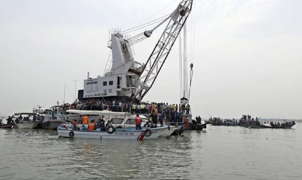 Bangladesh, scontro tra traghetti a Dacca: almeno 23 e morti