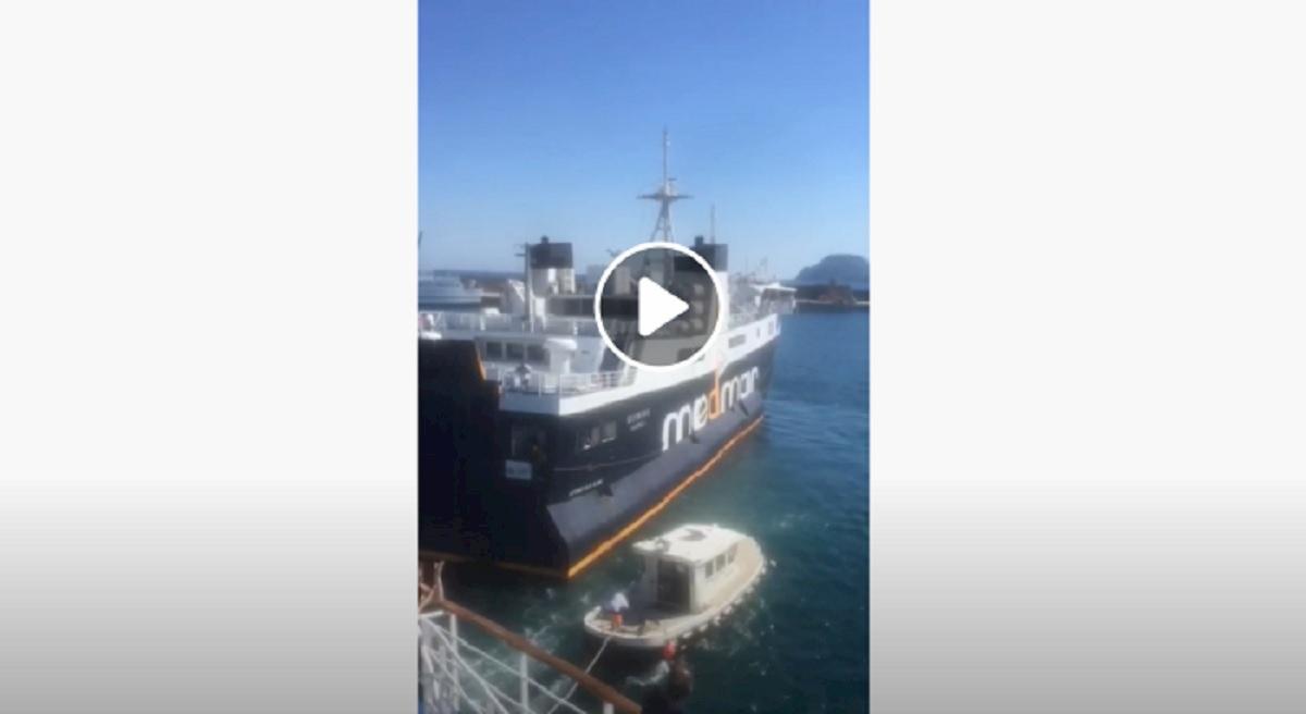 traghetto nella secca a pozzuoli