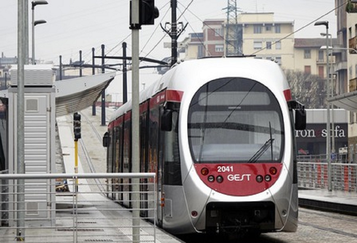 Roma, stazione Termini: si finge venditore ambulante, strappa mascherina a una donna e la bacia in bocca. Condannato a 1 anno di carcere